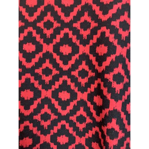 Star Vixen Red Black Geometric Print 3/4 Sleeve Round Neck Top Size Medium - Picture 2 of 4